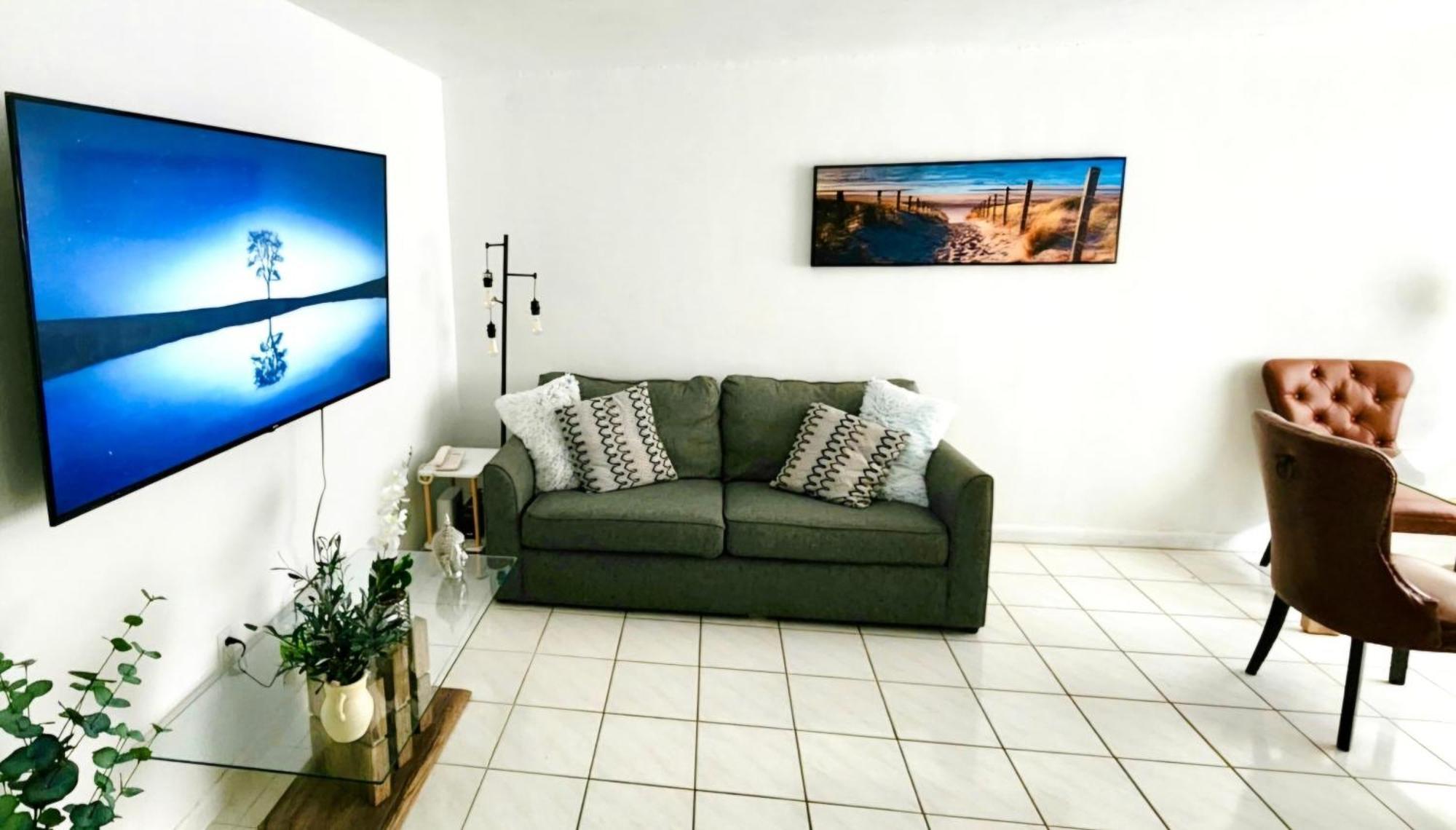 Bayfront Apartment Breathtaking Views- One Bedroom W Balcony- Living Room -Free Parking Маямі-Біч Номер фото